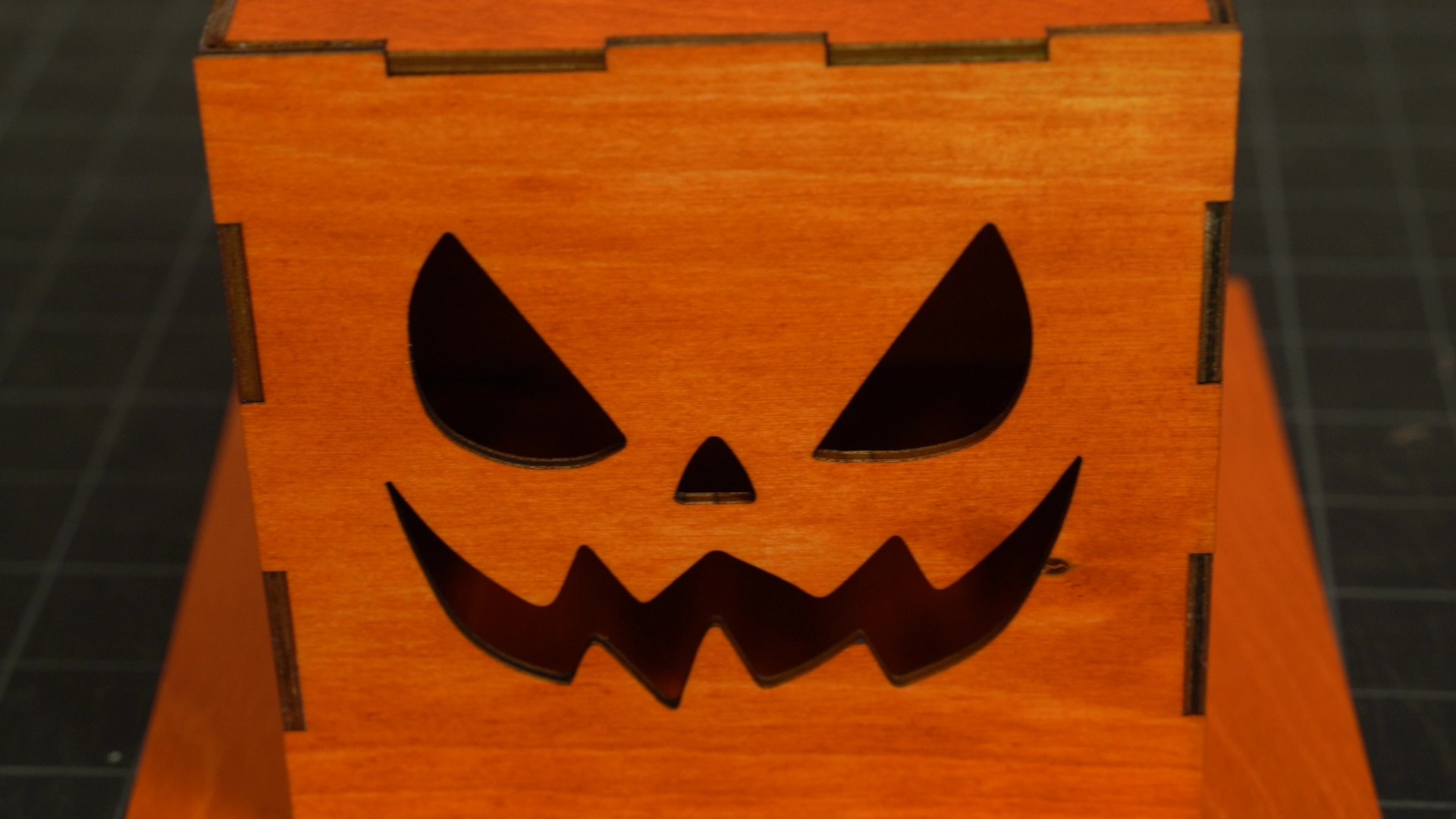 assembled pumpkin box without light on