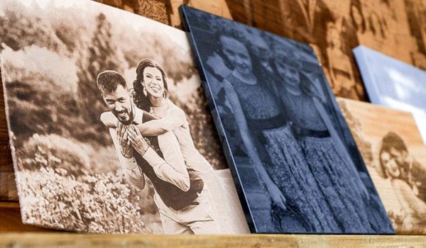 Grupo de fotos de casamento gravadas em madeira, couro, pedra e tela